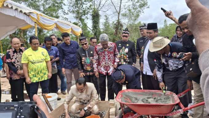PELETAKAN BATU PERTAMA: Wali Kota Palangka Raya, Fairid Naparin melakukan peletakan batu pertama pembangunan Unit Sekolah Baru (USB) SDN Kalibata bertaraf Internasional, Jumat (24/5).