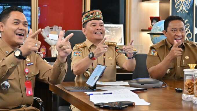Gubernur Kalteng H Agustiar Sabran (tengah) memberikan pesan inspiratif dan motivasi dalam program Pak Agustiar Mengajar yang dilaksanakan dari ruang kerjanya, Senin (26/5/2025). DISDIK UNTUK KALTENG POS