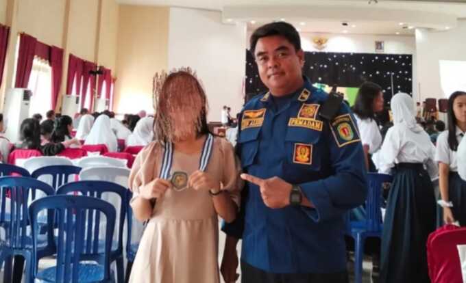 Anggota damkar dan pelajar. IG KATINGAN UPDATE