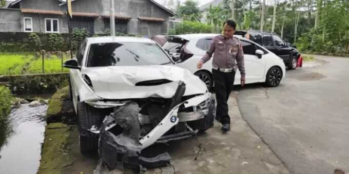 BMW milik Christiano Tarigan usai menabrak mahasiswa UGM hingga meninggal dunia.