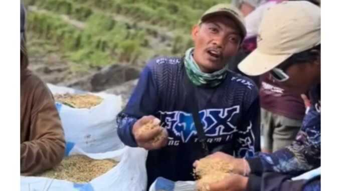Tangkapan layar video petani ngamuk karena harga padi anjlok.