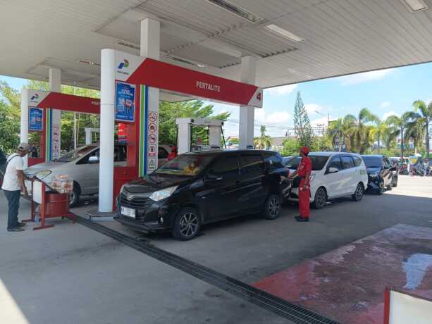 PANJANG: Banyak antrean baik mobil maupun motor di SPBU Jalan G.Obos, Palangka Raya, Kamis (29/5), akibat terbatasnya suplai BBM. (ILHAM ROMADHONA/KALTENG POS)