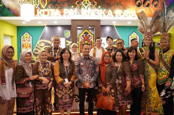 APRESIASI: Wali Kota Palangka Raya, Fairid Naparin apresiasi stan milik Pemko Palangka Raya berhasil meraih penghargaan Stan Terbaik I, pada ajang Munas VII APEKSI, di Surabaya, baru-baru ini. (Tim Media Digital Palangka Raya Semakin Keren)