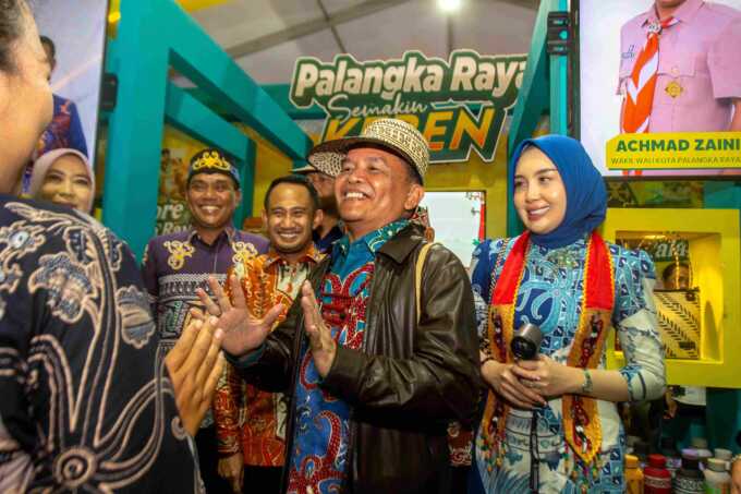 BERKUNJUNG: Gubernur Kalteng, H Agustiar Sabran berkunjung ke stan Kota Palangka Raya dan disambut langsung Wali Kota Palangka Raya, Fairid Naparin bersama wawali, Achmad Zaini usai pembukaan Kalteng Expo 2025 di halaman GOR Indor Serbaguna, Minggu malam
