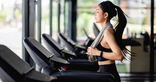 Ilustrasi seorang perempuan sedang olahraga gym.
