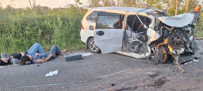 RINGSEK: Mobil Avanza ringsek setelah terlibat Kecelakaan  di ruas Jalan Buntok-Palangka Raya tepatnya di Desa Bagugus. Peristiwa naas yang melibatkan tiga mobil tersebut terjadi pada Sabtu sore (24/5/2025).