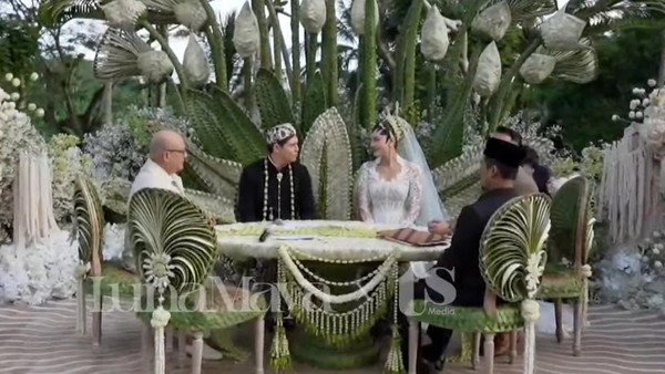 Momen akad nikah Luna Maya dan Maxime Bouttier.
