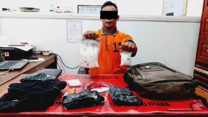 Pengedar narkotika berinisial OP alias U (35), warga Desa Bahitom beserta barang bukti diamankan petugas. Rabu (7/5). (FOTO:Polres Batara For Kalteng Pos)