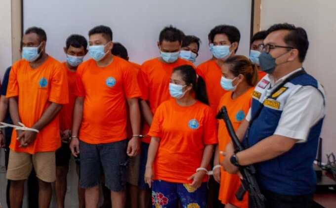Para tersangka narkoba saat pemusnahan barang bukti di BNNP Kalteng, Selasa (27/5/2025). Foto; Arief Prathama/Kalteng Pos