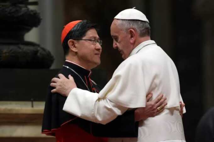 Kardinal Luis Antonio Tagle (kiri) saat bersama Paus Fransiskus. (hidupkatolik.com)