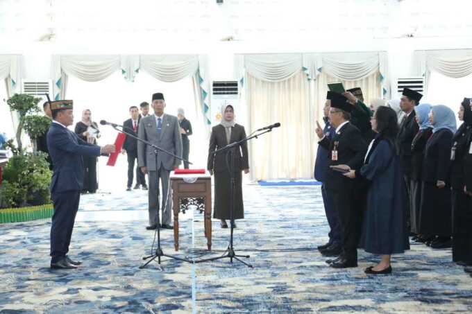 Gubernur Kalteng H Agustiar Sabran melantik pejabat di Istana Isen Mulang, Jumat (9/5/2025). (FOTO: MMC KALTENG)