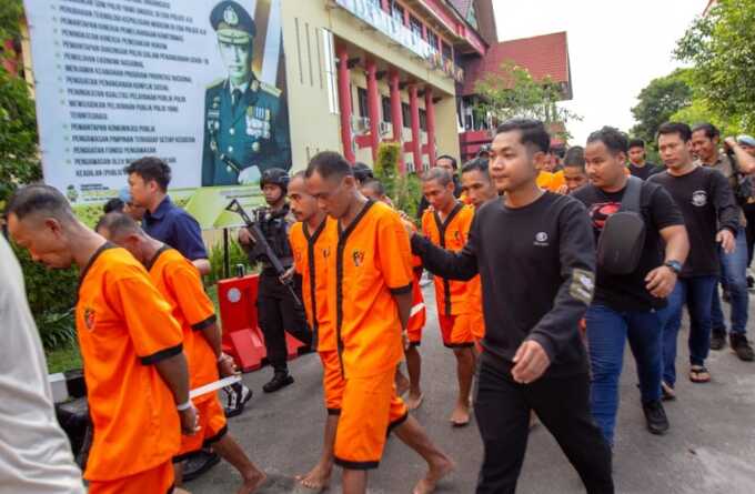 Para tersangka kasus penjarahan sawit PT AKPL saat digiring di Mapolda Kalteng. Otak penjarahan berhasil diringkus. (FOTO: Arief Prathama/Kalteng Pos