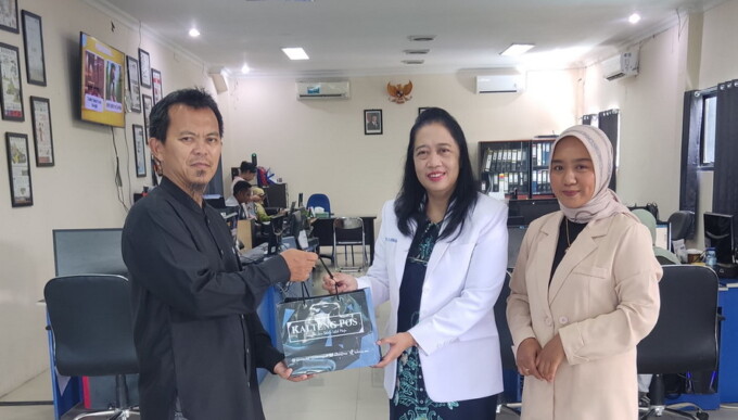 Dokter spesialis anak RSUD dr Doris Sylvanus, dr Arieta Rachmawati Kawengian SpA, menerima suvenir usai menjadi tamu podcast Ruang Redaksi Kalteng Pos, Jumat (2/5). FOTO: ARIEF PRATHAMA/KALTENG POS