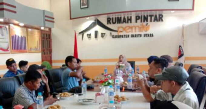 Komisi Pemilihan Umum (KPU) Kabupaten Barito Utara saat melaksanakan konferensi pers dengan media pers terkait PSU di ruangan rumah pintar KPU setempat, Sabtu (24/5). FOTO: HERMAN/KALTENG POS