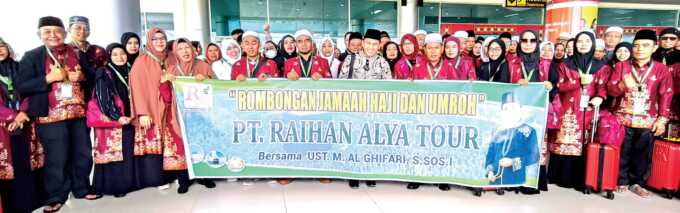 KEBERSAMAAN : Pemilik PT Raihan Alya Tour HM AL Ghifari foto bersama jemaah saat keberangkatan di Bandara Tjilik Riwut Kota Palangka Raya, Kamis (15/5).