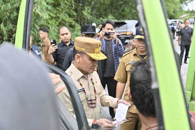 Gubernur Kalimantan Tengah (Kalteng) H. Agustiar Sabran melakukan inspeksi mendadak (sidak) di ruas jalan lintas Palangka Raya-Gunung Mas pada Selasa (27/5/2025). FOTO: HUMAS UNTUK KALTENG POS