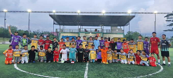 Anak-anak binaan SSB Rajawali Sakti usai berlatih di Lapangan AZ Mini Soccer.  FOTO: FOTO: ILHAM ROMADHONA/KALTENG POS