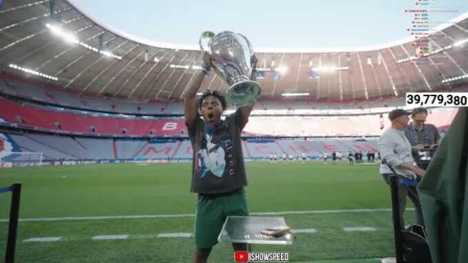 IShowSpeed angkat trofi UCL 2025. (Tangkapan layar Youtube/IShowSpeed)