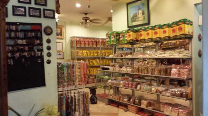 Salah satu pusat oleh-oleh di Kota Palangka Raya.