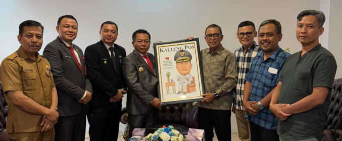 Direktur PT Kalteng Pos Press Dr HM Wahyudie F Dirun menyerahkan karikatur kepada Bupati Kapuas H Muhammad Wiyatno di rumah jabatan bupati, Senin (26/5).