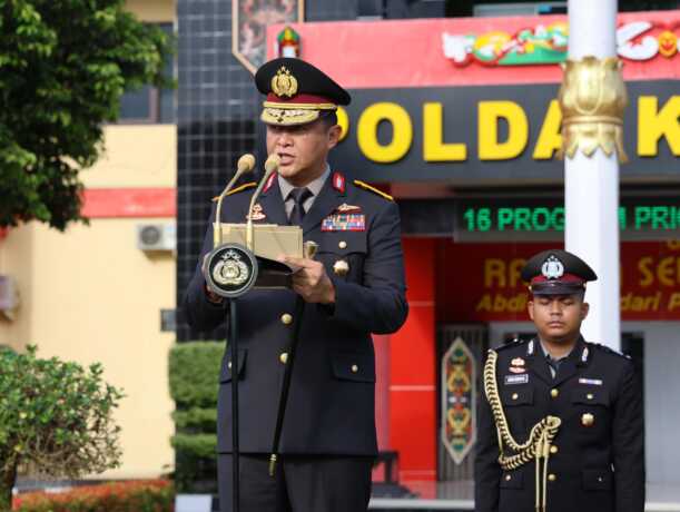 AMANAT: Kapolda Kalteng, Irjen Pol Iwan Kurniawan, memimpin langsung jalannya upacara bendera memperingati Hari Lahir Pancasila ke-80, di Lapangan Barigas, Mapolda Kalteng, Senin (1/6/2025). HUMAS