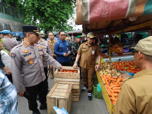PENINJAUAN: Kepala Bidang Humas Polda Kalteng, Kombes Pol Erlan Munaji turut memantau langsung stok dan harga pangan di salah satu pasar tradisional Palangka Raya, Selasa (3/6/2025). HUMAS