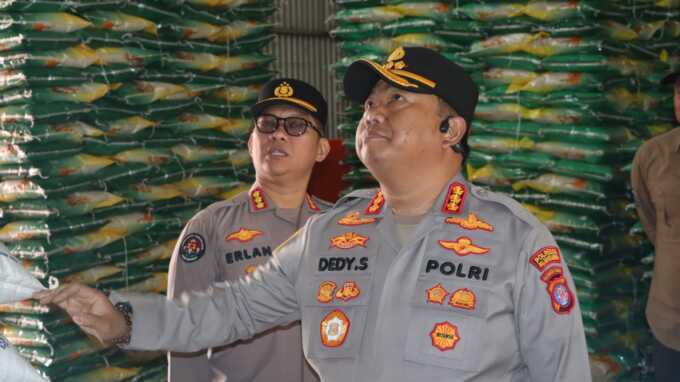 CEK LANGSUNG: Kapolresta Palangka Raya, Kombes Pol. Dedy Supriadi, turun langsung meninjau ketersediaan dan harga bahan pokok penting di Gudang Bulog, Selasa (3/6/2025). HUMAS