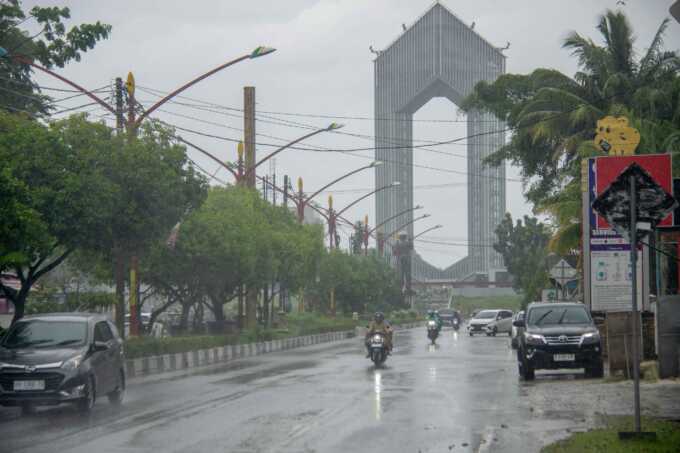 HUJAN: Cuaca hujan menyelimuti Kota Cantik Palangka Raya, Minggu (8/6/2025). BMKG memperingatkan warga untuk mewasadai cuaca ekstreme. ARIEF PRATHAMA/ KALTENG POS