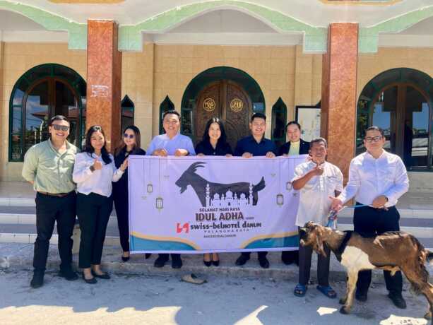 SERAHKAN KURBAN : General Manager Swiss-Belhotel Danum Palangka Raya, Dedy Wahyudi (kanan) dan jajaran menyerahkan hewan kurban kepada pengurus masjid.