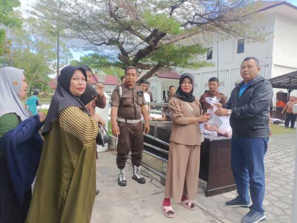 BERBAGI: Kajati Kalteng Dr Undang Mugopal SH MHum menyerahkan daging kurban kepada warga di Komples Kejati Kalteng, Senin (9/6/2025). AGUS JAYA/KALTENG POS