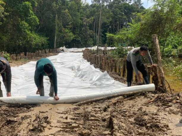 PASANG GEOTEX:Satgas TMMD saat memasang Geotex di ruas jalan yang di bangun di desa Talio Kecamatan Karau Kuala.