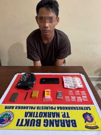 DIBEKUK: Seorang pemuda berinisial S, warga Jalan Pantai Cemara Labat, diamankan karena diduga memiliki tujuh paket sabu. HUMAS
