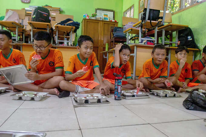 Suasana makan bersama dari program MBG di kelas V SDN 6 Palangka, di Jalan Tjilik Riwut, Jumat (13/6/2025). ARIEF PRATHAMA/KALTENG POS