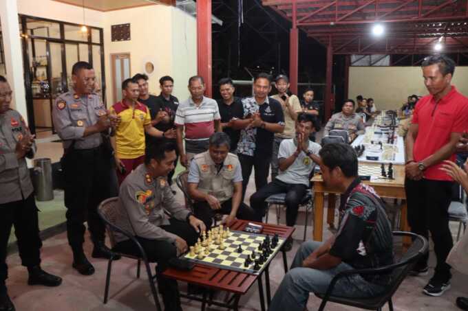 TAMPAK AKRAB: Polres Pulang Pisau menggelar turnamen catur yang melibatkan peserta dari berbagai instansi dan unsur masyarakat, Jumat (13/6/2025). HUMAS
