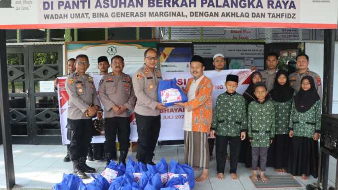 KEPEDULIAN: Polresta Palangka Raya menyalurkan 50 paket bansos ke Panti Asuhan Berkah sebagai bentuk kepedulian terhadap masyarakat, Rabu (18/6/2025). HUMAS