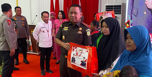 BAKTI KESEHATAN: Wakajati Kalteng M Sunarto SH MH ikut hadir dalam bakti kesehatan dalam rangka Hari Bhayangkara ke-79 di Polda Kalteng, Senin (16/6/2025). KEJATI UNTUK KALTENG POS