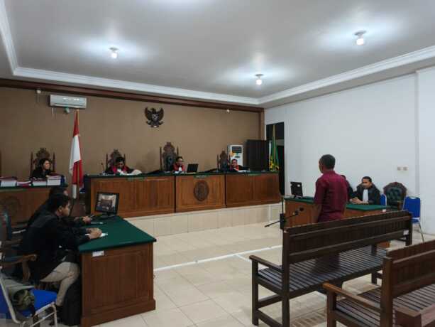 SIDANG TIPIKOR: Suasana sidang tipikor proyek pembangunan Kantor Kecamatan Kapuas Barat, Rabu (18/6/2025). AGUS JAYA/KALTENG POS