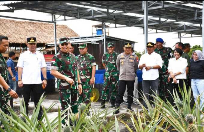 TINJAU TMMD: Panglima Komando (Pangdam) XI/Tanjungpura, Mayor Jenderal TNI Jamallulael saat berada di Kabupaten Barito Selatan untuk meninjauk TMMD.