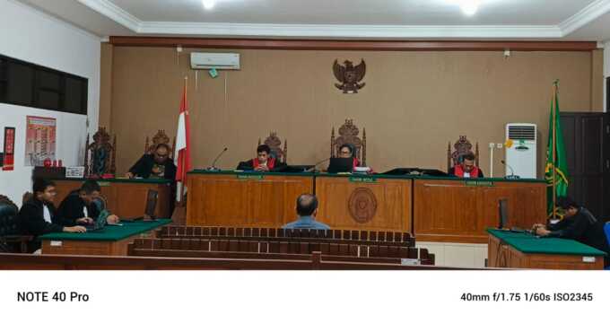 VONIS HAKIM: Terdakwa Tipikor proyek pembangunan Kantor Kecamatan Kapuas Barat saat menjalani sidang vonis, Kamis (19/6/2025). AGUS JAYA/KALTENG POS