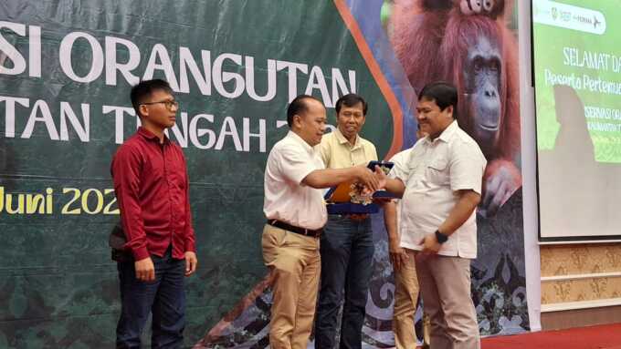 APRESIASI:  Direktur PPIIG UPR Ir Hendrik Segah SHut MSi PhD menerima apresiasi atas kontribusi  UPR  dari Direktur Konservasi  Spesies Genetik KLHK Nunu Anugrah, Senin.(23/6/2025) HENY/KALTENG POS