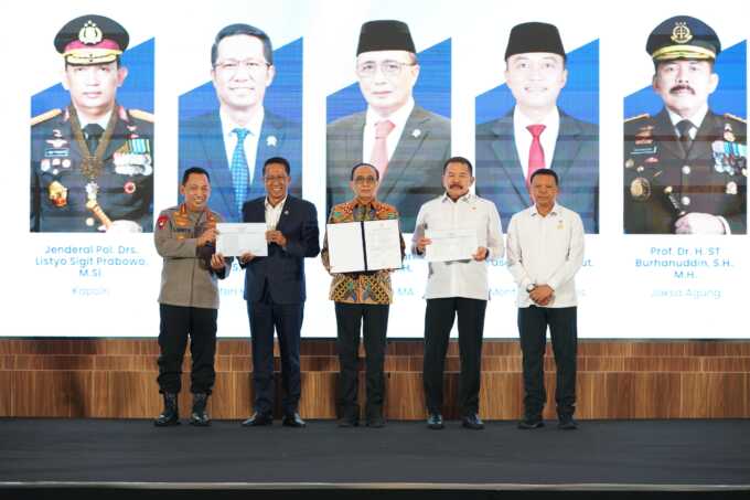 LANGKAH PENTING: Jaksa Agung ST Burhanuddin menandatangani Naskah DIMRUU KUHAP di Graha Pengayoman Kementerian Hukum RI, Senin (23/6/2025). KEJAKSAAN