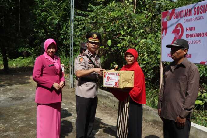 AKSI NYATA: , Kapolres Pulang Pisau AKBP Iqbal Sengaji bersama Ketua Bhayangkari Cabang Pulang Pisau Nining Iqbal, menyalurkan bansos kepada masyarakat prasejahtera, Senin (23/6/2025). HUMAS