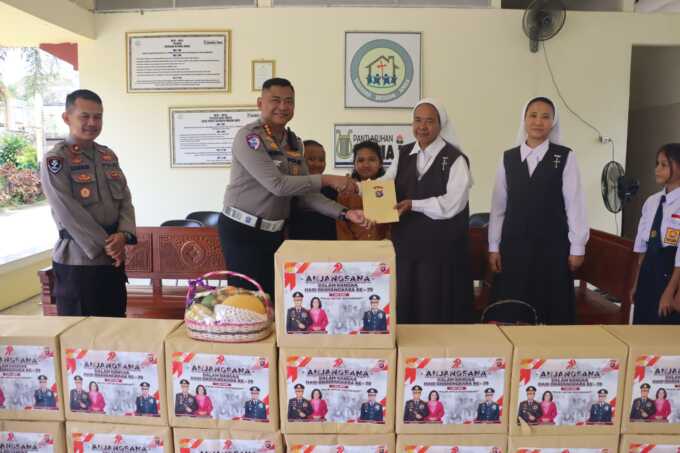 KEPEDULIAN: Dirlantas Polda Kalteng Kombes Pol R.S. Handoyo bersama jajaran melaksanakan anjangsana ke Panti Asuhan St. Maria Ines di Jalan Rajawali, Palangka Raya, Senin (23/6/2025). HUMAS