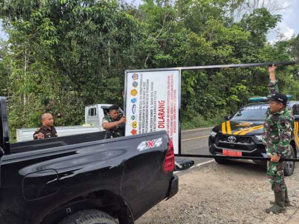 PASANG PLANG: Tim Satgas ketika melakukan pemasangan plang terhadap dua PBS yang diduga melakukan pelanggaran kawasan, belum lama ini. KEJARI BARTIM UNTUK KALTENG POS