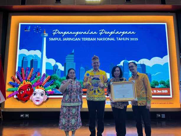 MENERIMA : Bupati Gunung Mas Jaya S. Monong dan didampingi Kepala Dispersip dr Maria Efiantie serta jajaranya saat menerima penghargaan di Jakarta, pada Kamis (26/6/2025). FOTO: IST