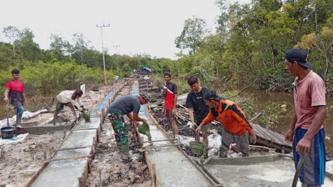 COR JALAN : Satgas TMMD bersama masyarakat percepat pembangunan jalan penghubung Desa Talio Kecamatan Karau Kuala.