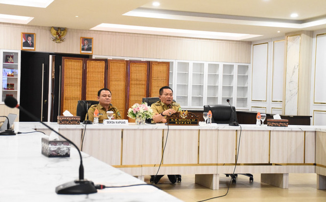 AUDIENSI: Bupati Kapuas H Muhammad Wiyatno didampingi Pj Sekda Kapuas Dr Usis I Sangkai mengikuti audiensi pelaksanaan KKN mahasiswa UPR Juli-Agustus 2025 di Kabupaten Kapuas di Ruang Rapat Rumah Jabatan Bupati Kapuas, Selasa (10/6/2025). HMSKMF KAPUAS