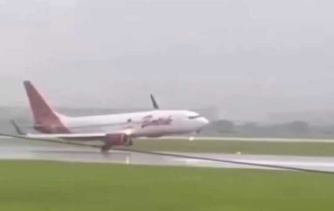 Video detik-detik pesawat Batik Air mendarat dengan kondisi miring di Bandara Internasional Soekarno-Hatta (Soetta), Sabtu (28/6). (Istimewa)
