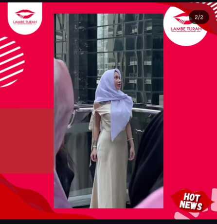 Tangkapan layar video seorang perempuan menggunakan kerudung dengan pakaian terbuka.