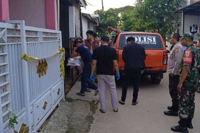 Polisi memasang garis polisi di rumah Wadison Pasaribu, Serang, Banteng.